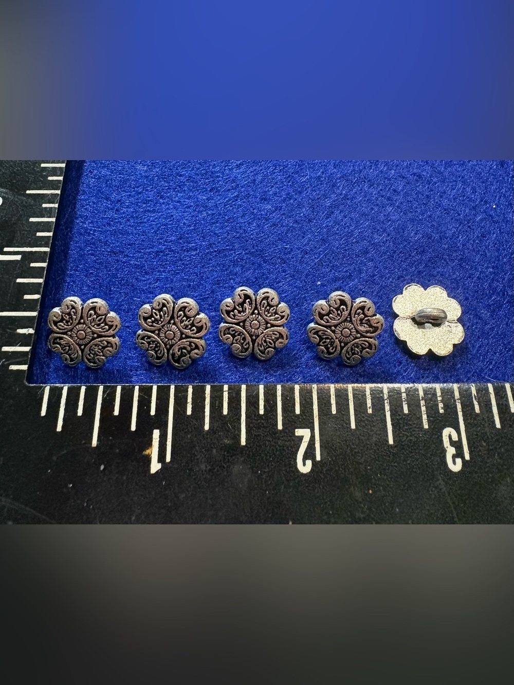 👕 5 Vintage Floral Silver-Tone Buttons .Small Floral Design